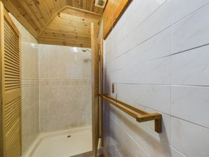 Shower room- click for photo gallery